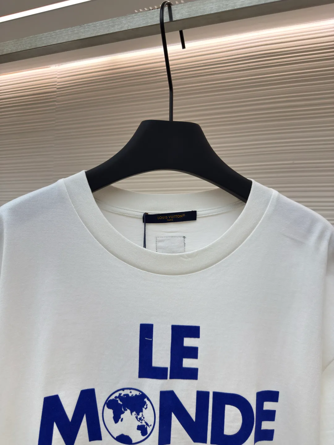 LOUIS VUITTON flocked letter printed T-shirt ●Authentic product: purchased and developed for 7400 ●Item number: 1680273-A05 ●Fabric: flocked fabric ●Technology: Printing production ●Version: fitted version ●Weight: about 240 grams ●Size: XS-S-M-L ●Description: The fabric is made of 40s double-ply long-staple cotton plain weave. The fabric surface is treated with dust-free wool wadding. The finished fabric is passed through a mercerizing machine to increase the gloss of the fabric. It is matched with 32s double-ply cotton cover silk cylindrical open rib, and the front panel is made of Made of nylon velvet material, the pattern is laser-engraved and cut by scanning the Y-pattern pattern, and it is integrated with an electric hydraulic thermostatic machine for pressing. The back is equipped with a white silk material yarn-dyed square mark, and the inner wash mark is equipped with the new 2025 square woven mark. The overall wiring is straight and delicate, the fabric is comfortable and soft, and the color is consistent without color difference. It can be matched with the same style to create a fashionable look and control various occasions. Customized accessories, complete with three standards, same style for men and women!